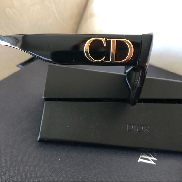 NEW IN BOX Dior DDiorF sunglasses in black colour with gold CD letters - Picture 5 of 12
